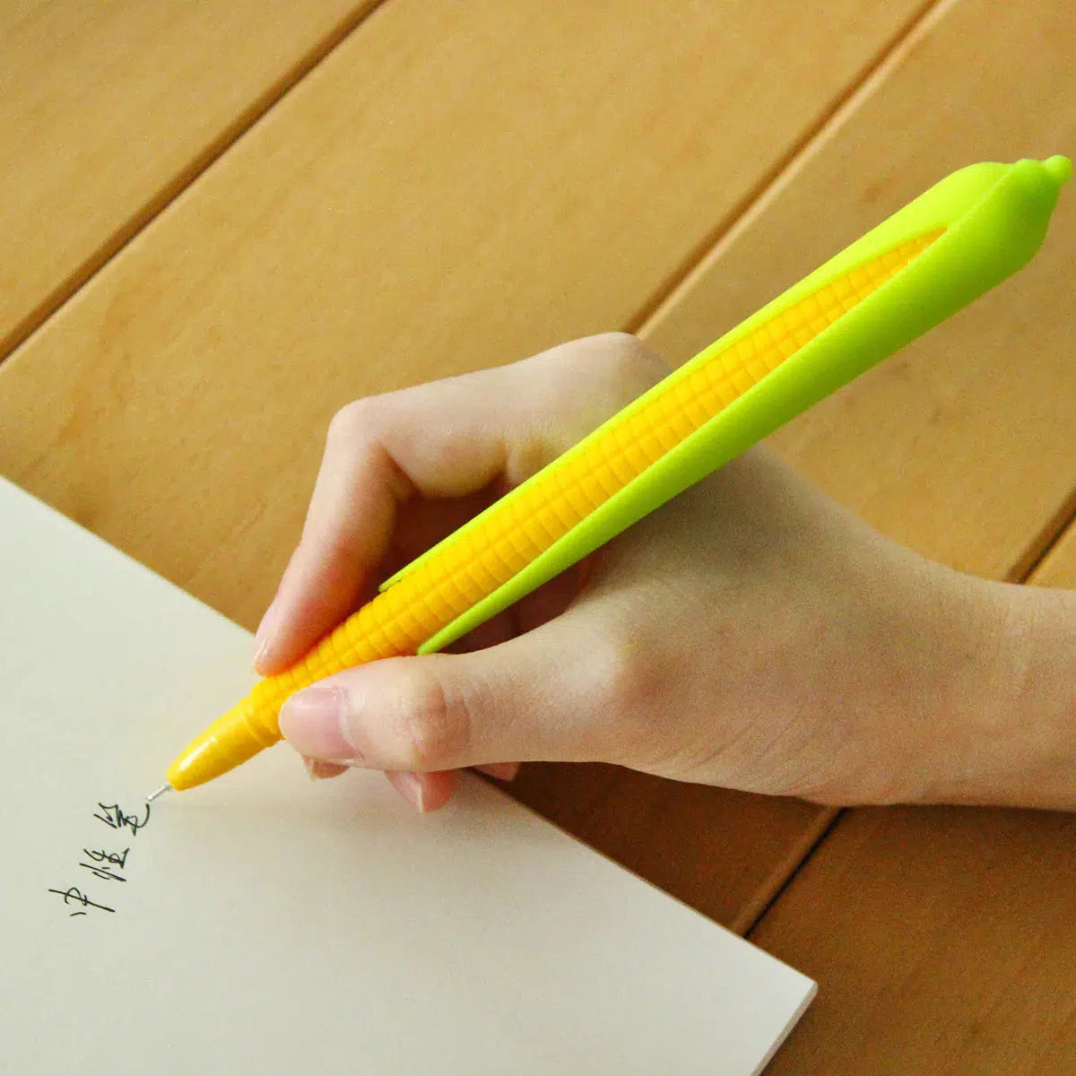 Front view of a person&#39;s hand writing with the Gel-Pen Corn.