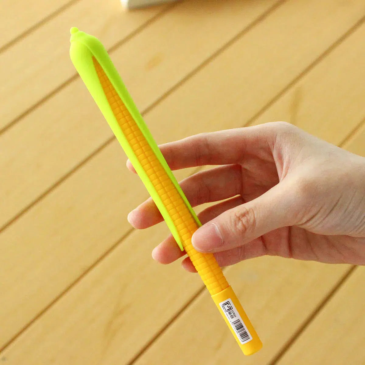 Front view of a person&#39;s hand holding the Gel-Pen Corn.