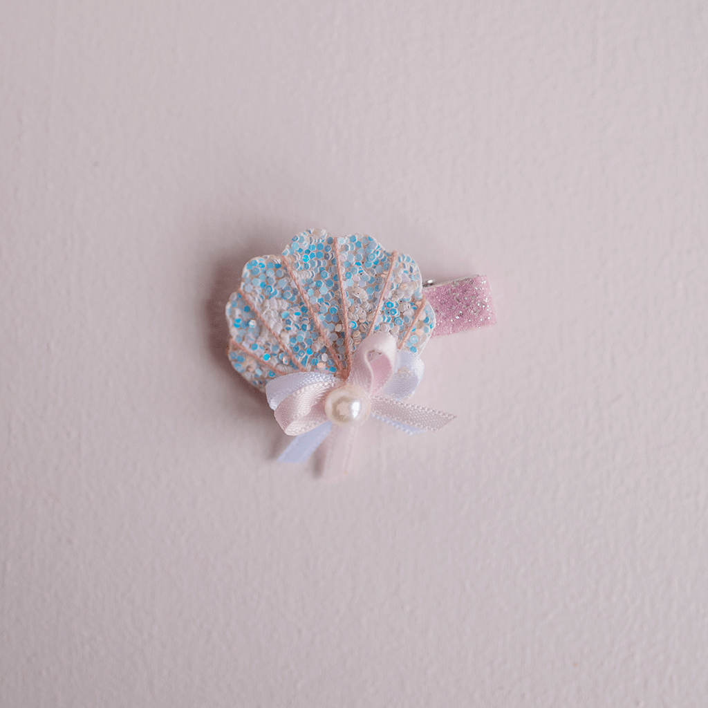 Boutique sparkle shell hairclip.