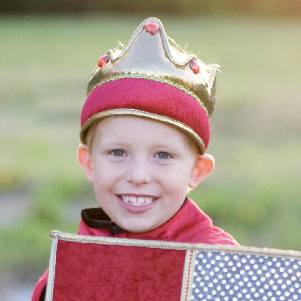 King crown in red and gold. on child&#39;s head. 