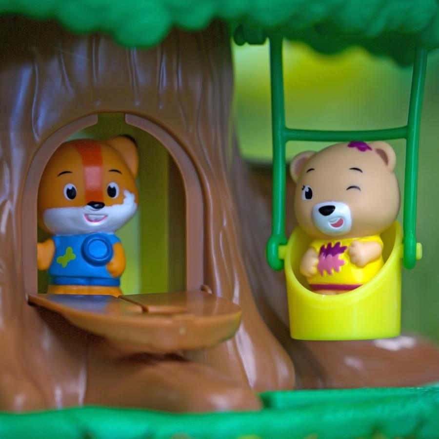 Play figurines: the fox is in the doorway and the beat is in the swing 