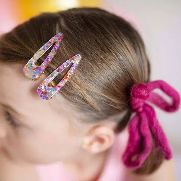 multicolored hair clips in a child&#39;s hair